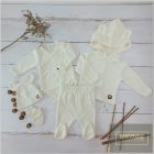 Zyzio&Zuzia 5 részes babakelengye szett:body+nadrág+sapka+kesztyű+kabát -ecrü