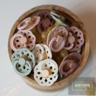 BIBS játszócumi - Colour natúr kaucsuk 0-6 hó bodzabogyó 1 db